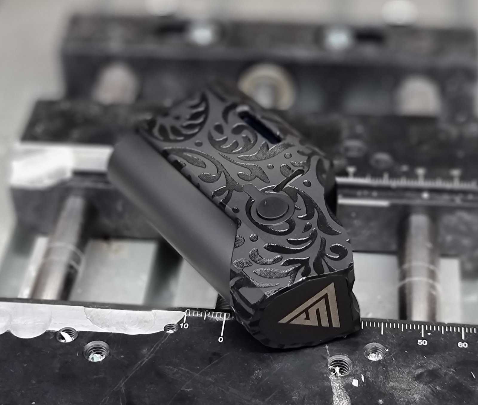PRISMA SBS Engrave Body Cerakote Black Rose - The Vaper